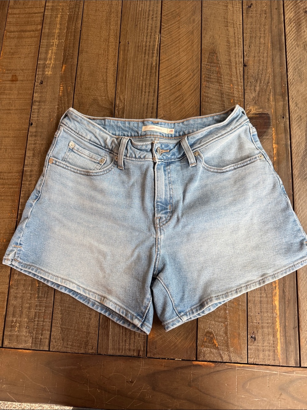 Levi's Light Blue Denim Mid-Rise Mid-length A-line Jean Shorts womenβs SIZE 6/28